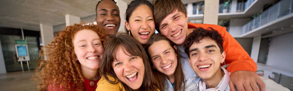 Mit dem Besuch unserer Fachoberschule bieten wir Ihnen die Möglichkeit, sich in attraktiven, zukunftsweisenden und am Menschen orientierten Arbeitsfeldern auszuprobieren und die Weichen in ein Studium an einer Fachhochschule oder in eine Ausbildung im Bereich Gesundheit/ Pflege bzw. Sozialpädagogik zu stellen.